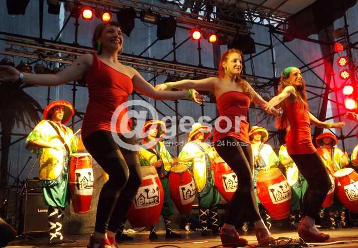 Tras el aguacero registrado en la tarde de este sábado, continuó la fiesta de los jovenes.